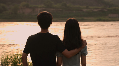 4k男生为女生带戒指七夕爱情浪漫意境