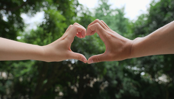 4k升格情侣手势比心动作爱情浪漫意境实拍