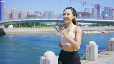 4K年轻美女河边奔跑跑步运动自信健康朝着希望奔跑