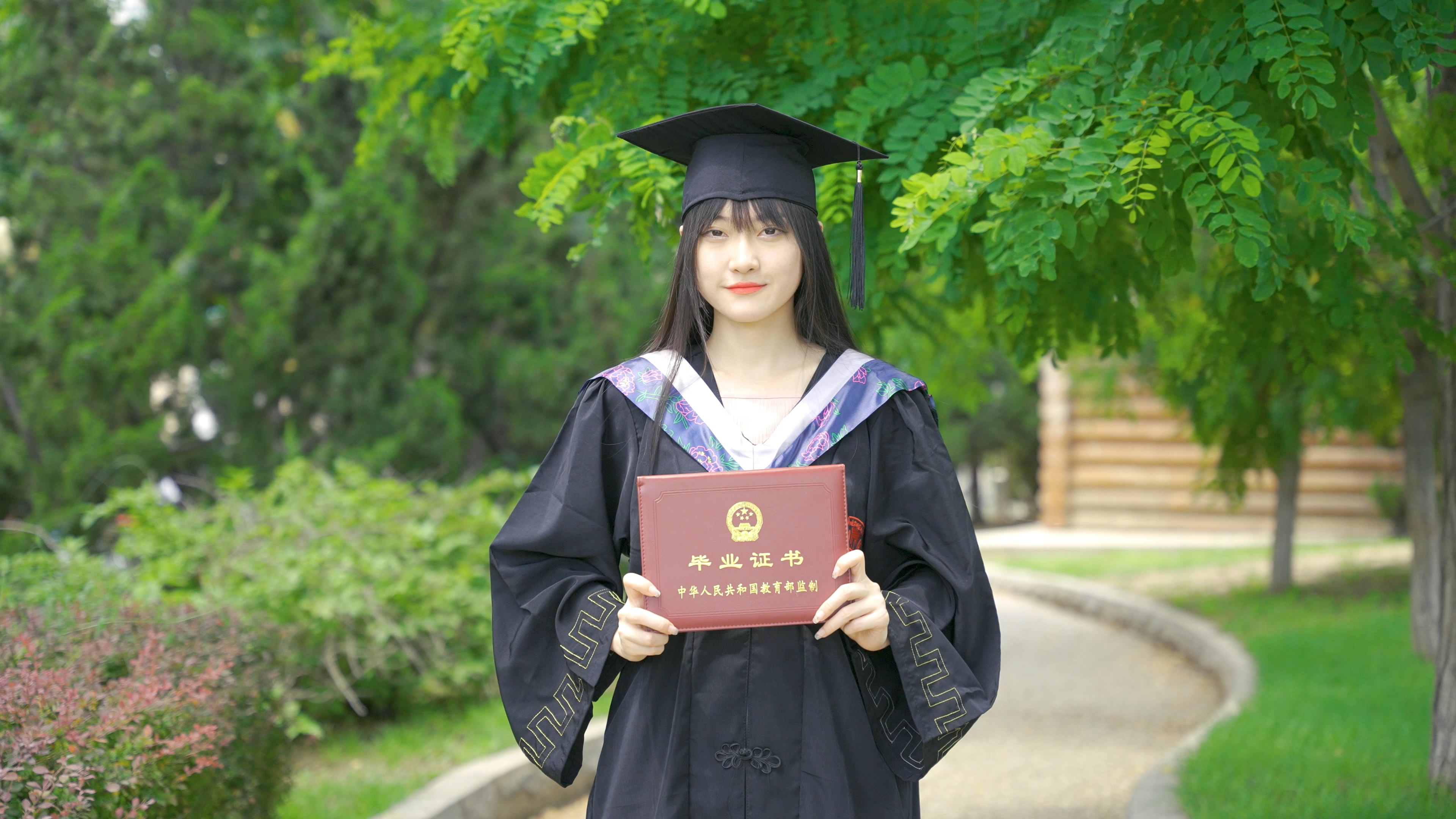 4k美女大学生手持毕业照微笑毕业毕业季毕业生女孩女生人物人像