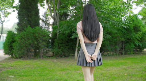 4k顺林草丛女孩行走背影毕业毕业季毕业生美女女孩女生人物人像