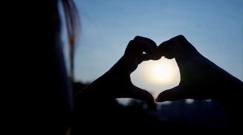 4k拍摄美女夕阳下比心剪影七夕人文意境