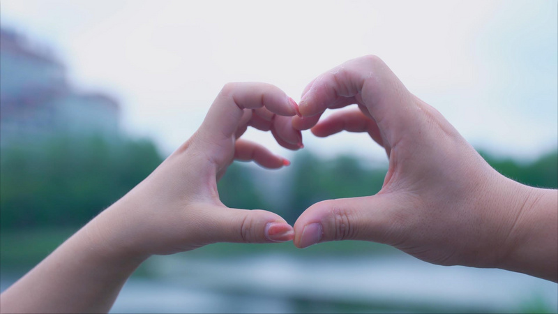 4k升格拍摄浪漫爱情比心浪漫意境情侣七夕节情人节