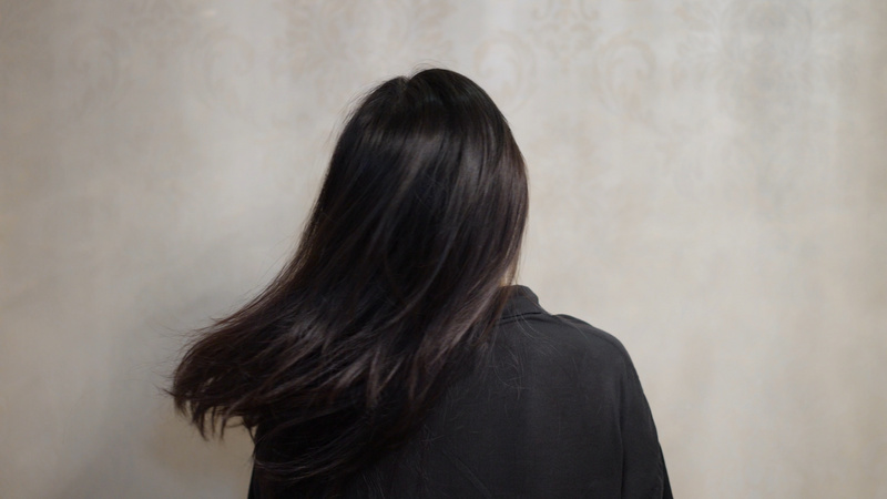 4k升格女性展示秀发背影抚摸头发柔顺光泽 千库网