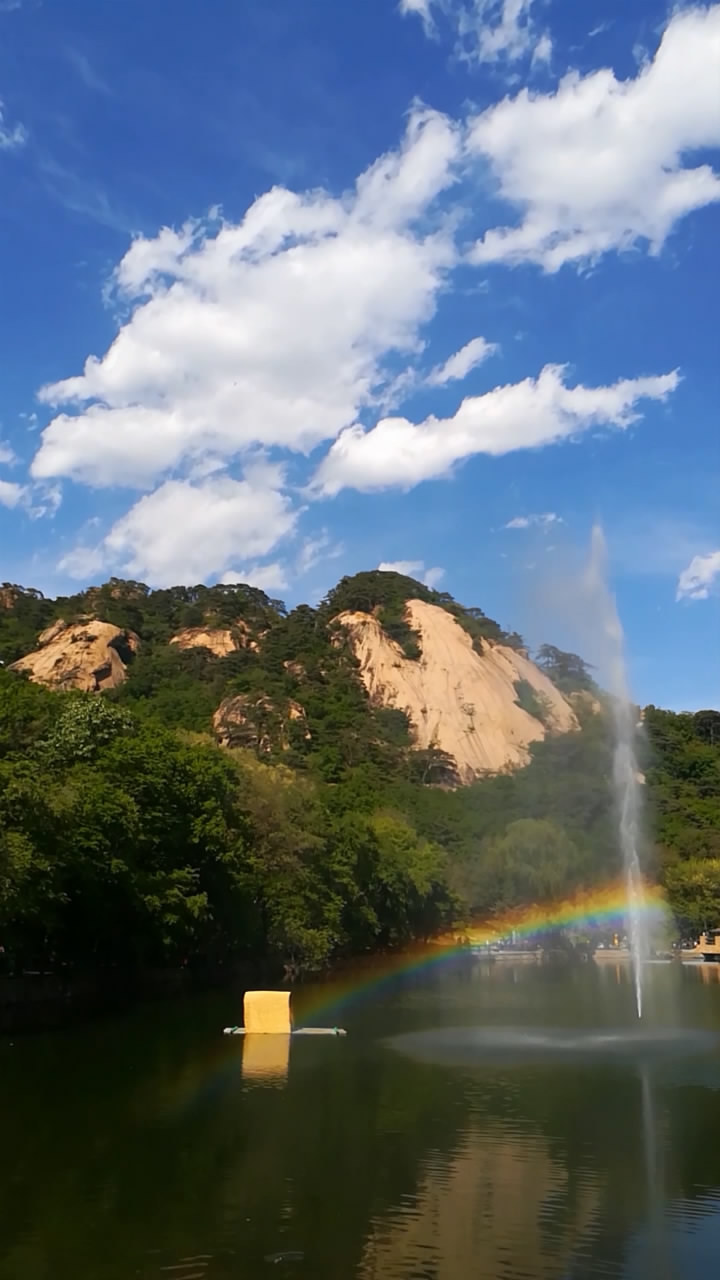1080p蓝天白云下的绿水青山喷泉彩虹竖屏竖版风景