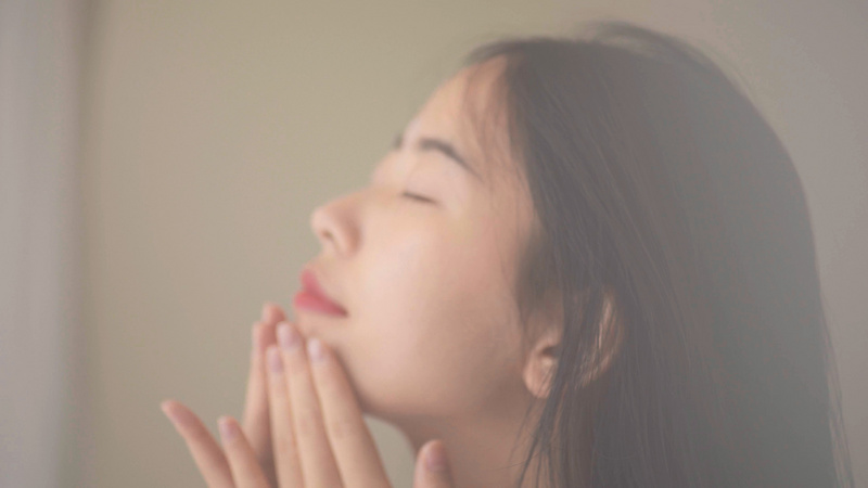 4k实拍唯美梦幻女性擦护肤品视频素材美女女孩子女人美人女生 千库网