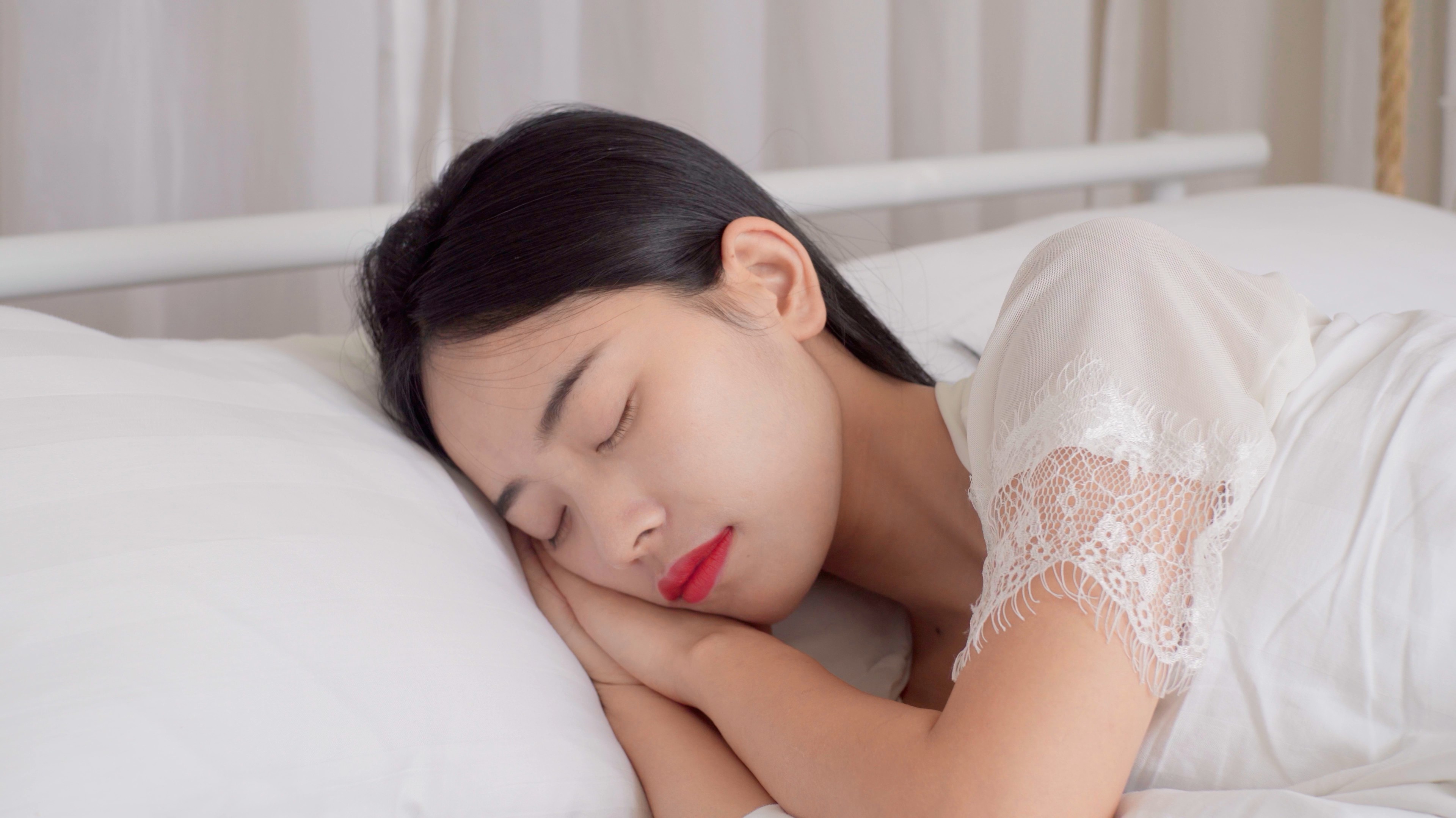 4k实拍唯美女性睡眠中苏醒美女女孩子女人美人女性视频特效素材