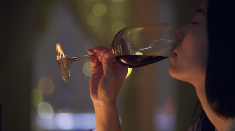4k七夕节情人节实拍孤独女性夜晚独自喝红酒