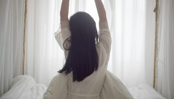 4k实拍女生起床伸懒腰背影美女女孩子女人美人女性背影