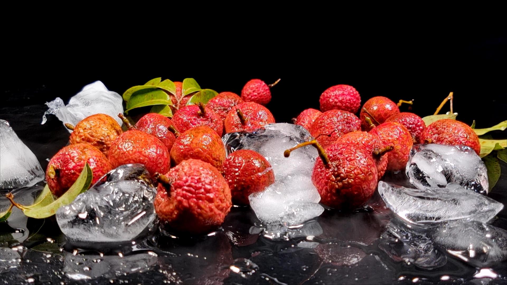 4k拍摄荔枝冰块水泼荔枝剥荔枝妃子笑