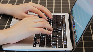 转头动作图片素材_4k电脑打字特写电脑键盘手部动作实拍