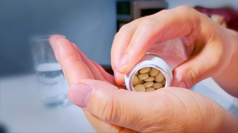 4k升格拍摄病人吃药实拍