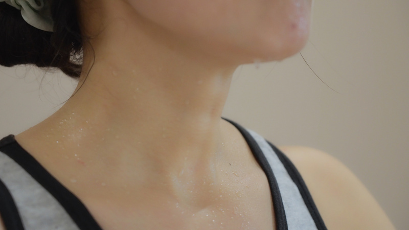 4k女生运动完后流汗大汗淋漓喝水补水实拍美女女孩子女人美人女性