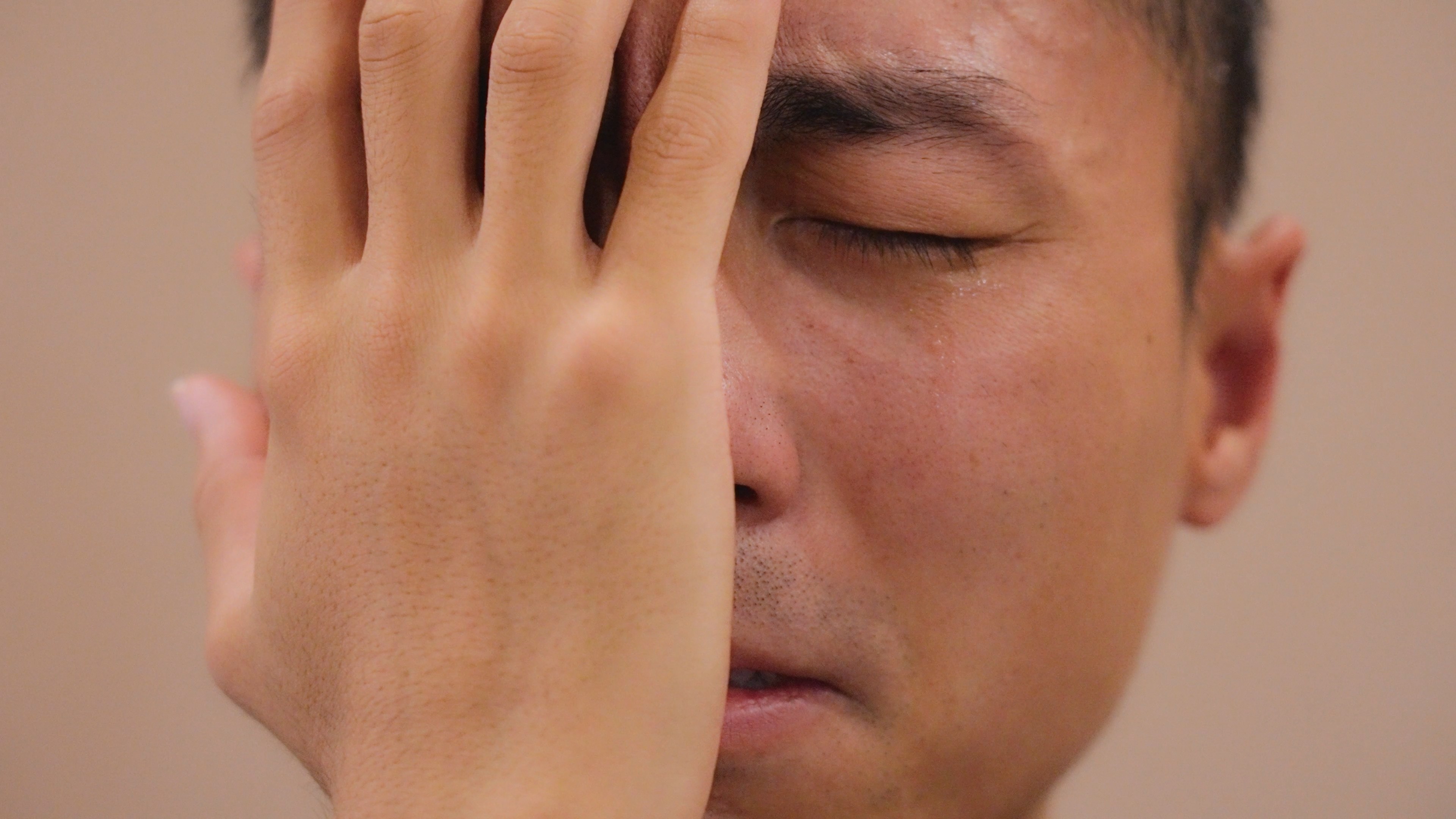 4k男人哭泣掩面伤心悲伤情绪实拍流泪泪水人像