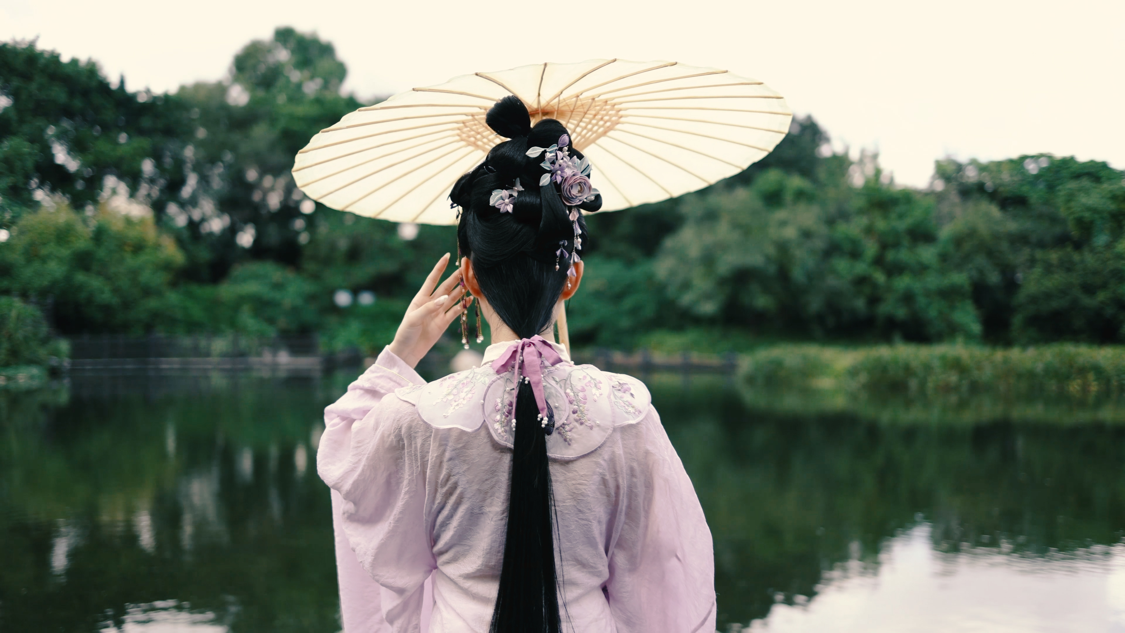 古风女子背影 长裙图片