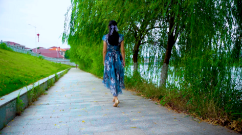 1080p升格拍摄美女走路背影抚摸柳枝女孩子女人美人女性背影