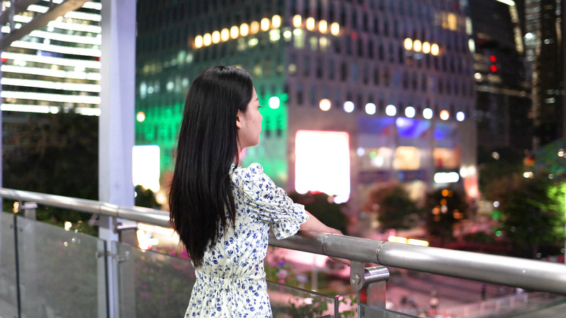 4k夜晚走在天桥上眺望的美女背影空镜