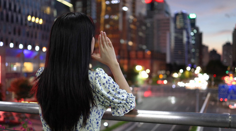 4k年轻美女对着城市呐喊背影空镜