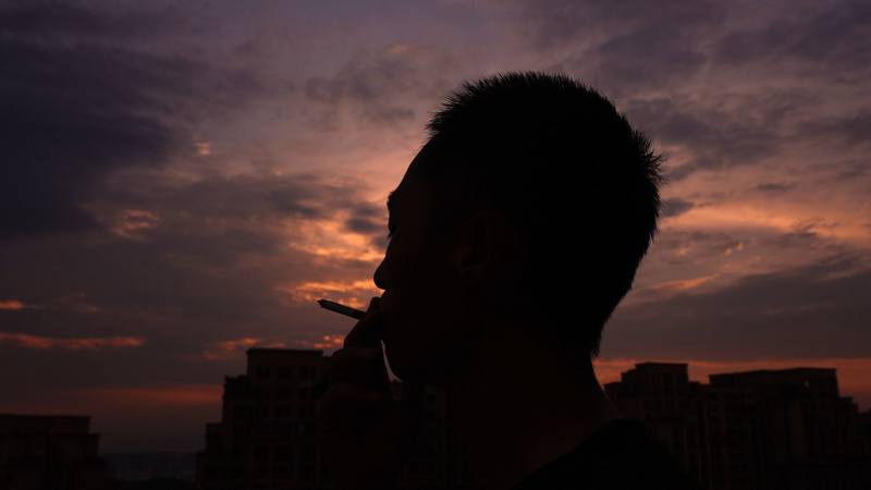 4k升格男性抽烟剪影忧郁情绪人文意境男孩男子悲伤忧愁思考视频特效