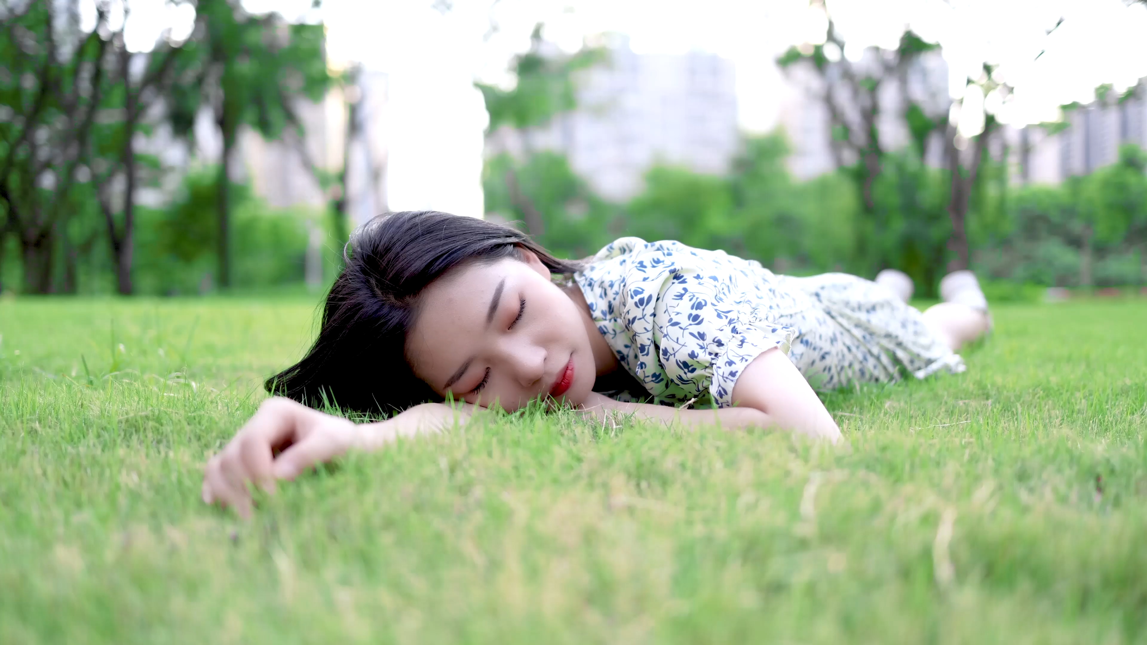 躺在草地上的长发美女 - 免费可商用图片 - cc0.cn