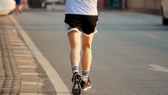 4k男生晨跑跑步腿部特写跑步人物背影实拍