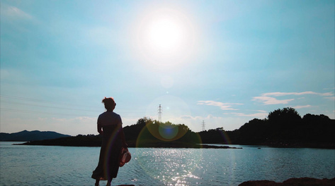 4k拍摄美女海边吹风大光圈逆光意境