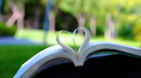 4k实拍唯美治愈系意境书本心形意境空镜头