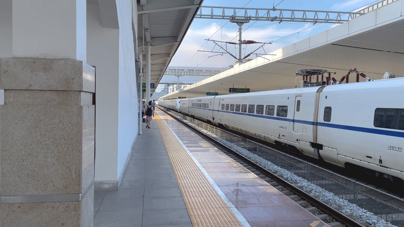 4k实拍高铁站站台到站的和谐号列车