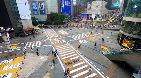 4k实拍十字路口人流人来人往延时摄影