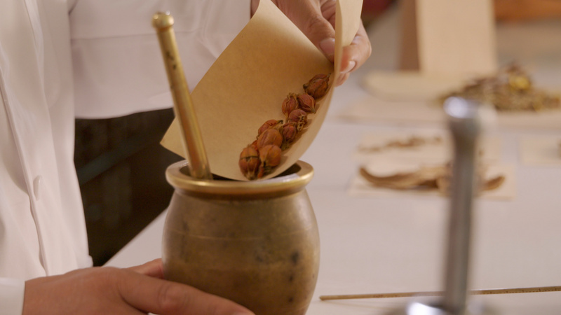 4k实拍老中医抓药捣药研磨过程