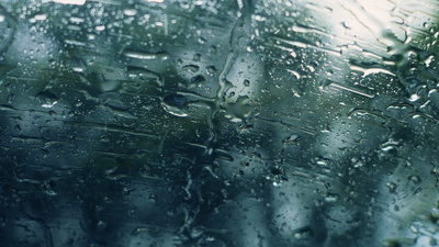 4k下雨玻璃上滑落的雨水雨天悲伤意境
