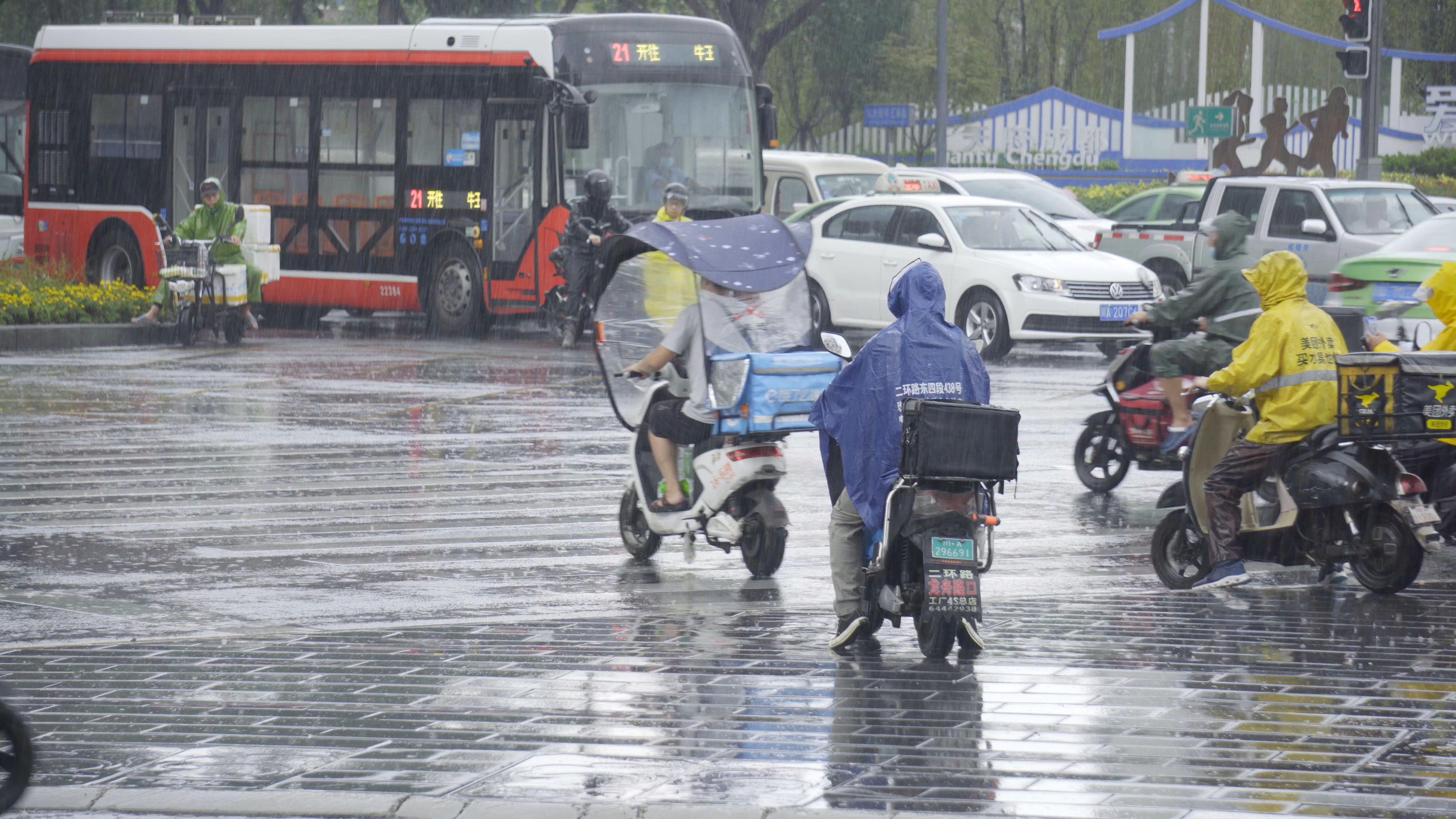 4K实拍雨中的街头人来人往交通视频素材视频特效素材-千库网