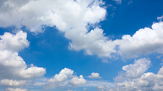 4k晴天翻动的蓝天白云延时视频背景