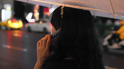 4k下雨夜晚女生接电话打电话背影实拍