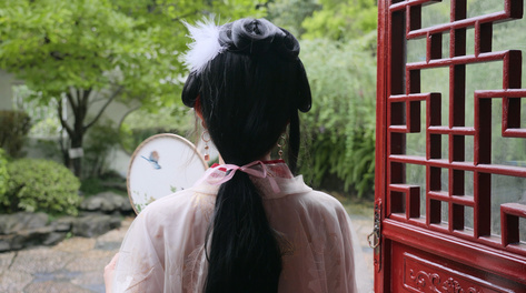 4k拿扇子的汉服古装女孩古风美女看向远方背影