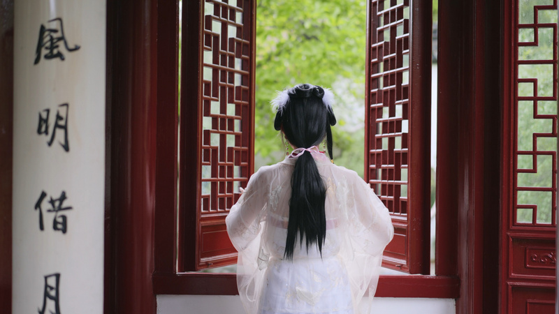 4k古风汉服女孩推开窗户古装美女背影意境空镜