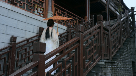 4k打着油纸伞上楼梯的古装美女背影