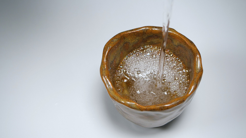 1080p白酒倒入酒杯慢动作实拍广告素材