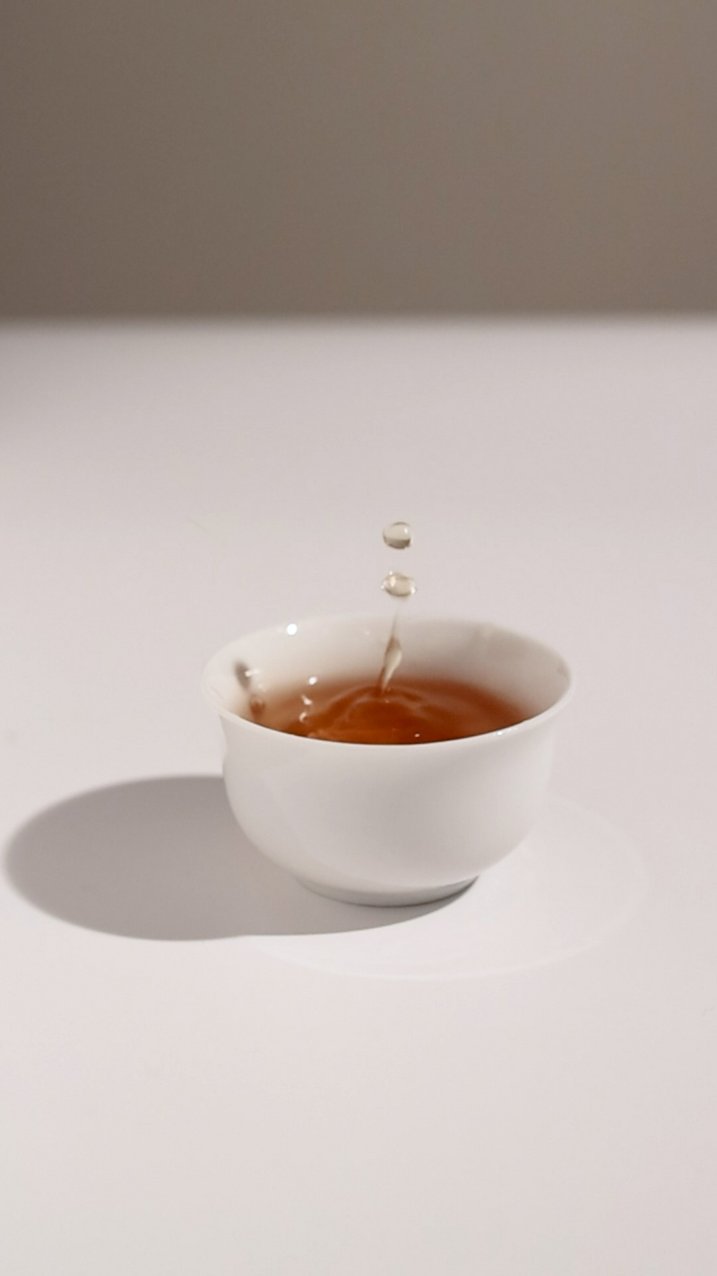 1080p竖屏慢动作往茶杯里滴茶