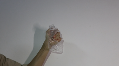 4k捏矿泉水瓶捏扁塑料瓶子解压实拍