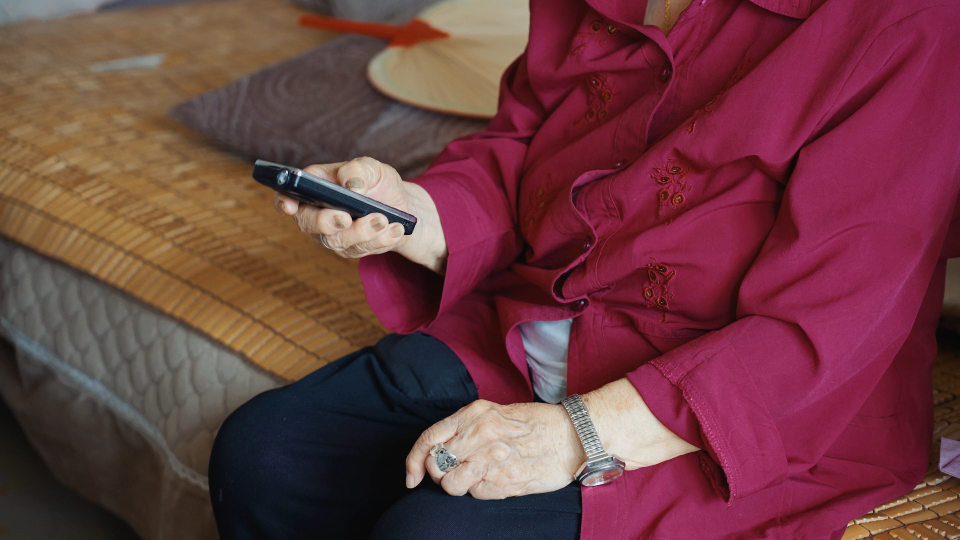 Elderly Mobile Phones Picture And HD Photos | Free Download On Lovepik
