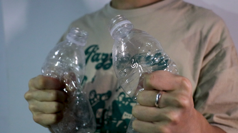 实拍1080p解压类双手捏瓶子高清画面