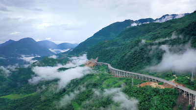 云南实拍视频素材4k云南山区云雾缭绕高速路低空航拍