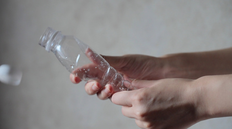 4k捏矿泉水瓶捏扁塑料瓶子解压实拍