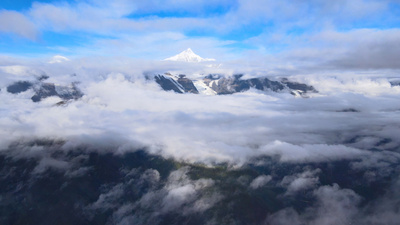 4K航拍云南美景梅里雪山云雾缭绕风光
