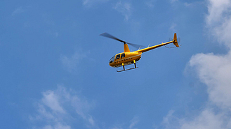 4K拍摄民用飞机直升机空中观光实拍