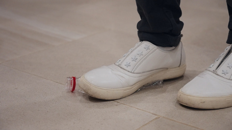 4k踩扁矿泉水瓶脚步动作解压发泄实拍