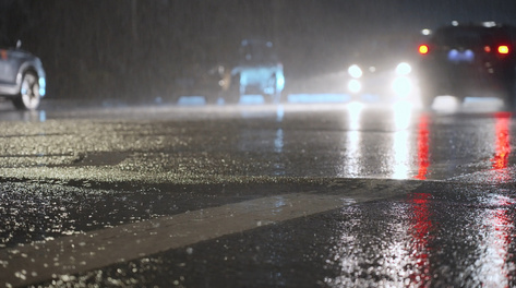 4k夜晚街道暴雨中行驶的汽车实拍