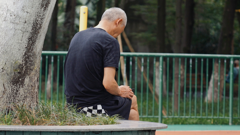 4k公园里低头玩手机的老人背影实拍