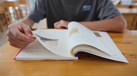 4k教室里学生看书翻书认真学习实拍